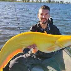 Рыбак поймал редкого ярко-желтого сома на озере в нидерландах