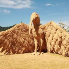 Скульптуры огромных животных из рисовой соломы покорили фестиваль искусств вара 2023 года в японии
