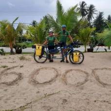 Супружеская пара совершила кругосветное путешествие на тандемном велосипеде