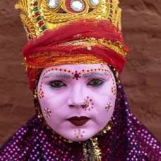 Красочные лица в портретах паломников во время индуистского фестиваля