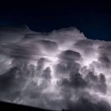 Пилот запечатлел шторм и другие погодные явления из кабины самолета