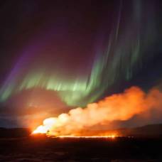 Астрофотограф запечатлел полярное сияние над извергающимся вулканом