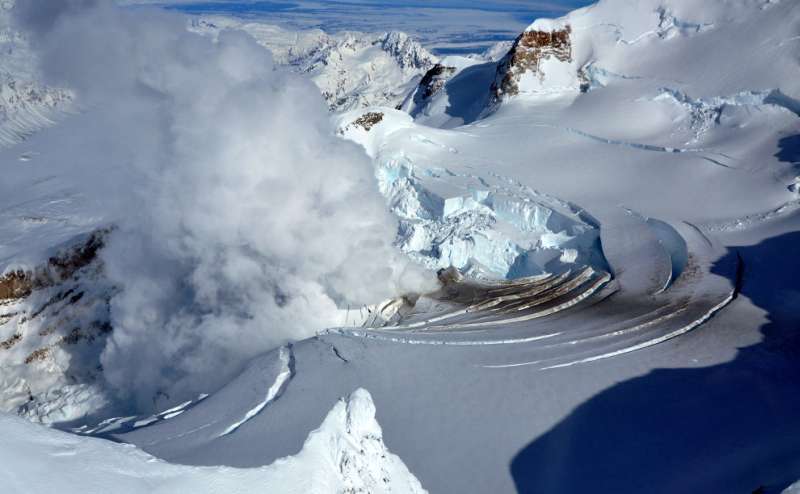 Фоторепортаж: извержение вулкана на Аляске.