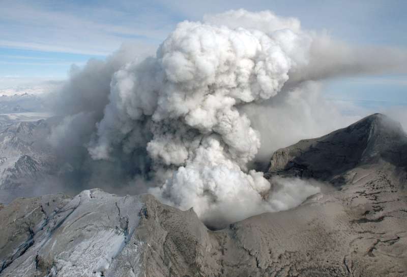 Фоторепортаж: извержение вулкана на Аляске.