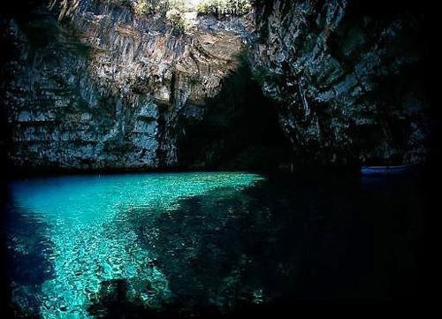Озеро в пещере «Mellisani» в Греции.