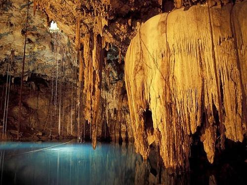 Пещера на полуострове Юкотан в Мексике...