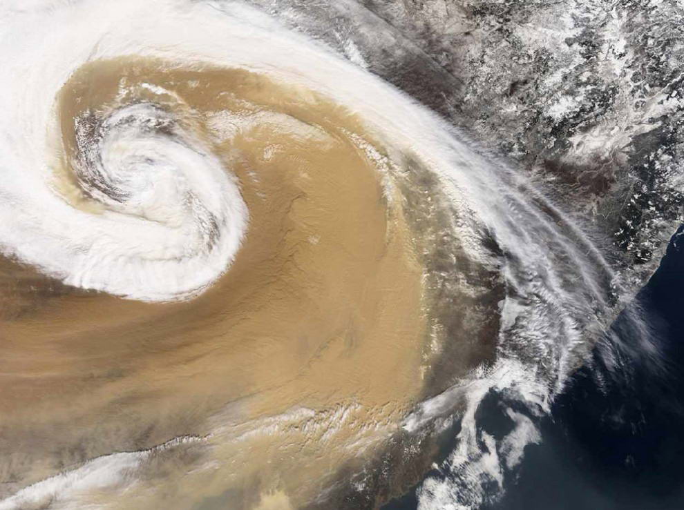 Ученые давно знали, что пыль может пересекать Атлантический океан из Африки в Америку – но она может также дуть через Тихий океан из Азии в Америку. Наверху: это циклон, который в апреле 2001 года поднял пыльную бурю в Китае, которая потом дошла до штата Мэриленд. (NASA)