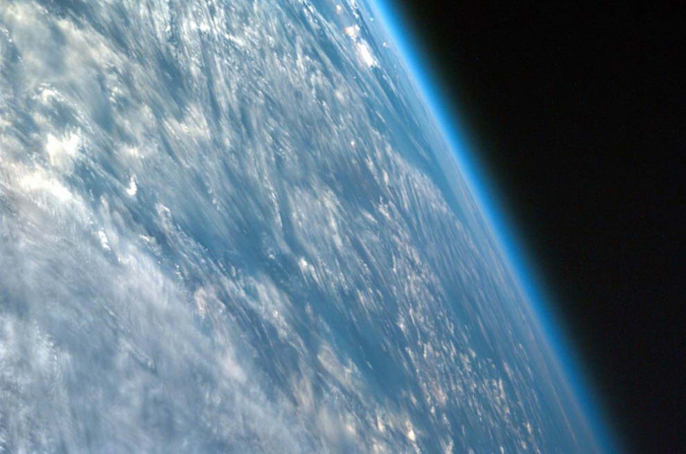 Признанная официальной наукой разделяющая земную и космические атмосферы полоса, которая называется линия Кармы и находится примерно в 62 милях от поверхности нашей планеты. Наверху: этот снимок, сделанный под сильно косым углом над Африкой, показывает атмосферу Земли. (JPL / UCSD / JSC / NASA).