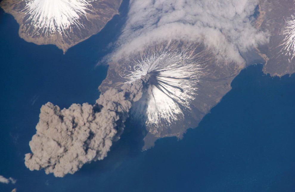 На поверхности Земли около 540 известных человечеству вулканов. Ученые не знают, сколько еще находится под водами морей и океанов. В данный момент на планете извергаются около 20 вулканов. Наверху: Вулкан Кливленд на Аляске извергает столп пепла 23 мая 2006 года. (NASA).