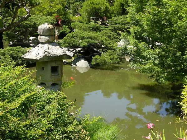 В японских садах распространено применение камня и в виде фонарей, пагод.