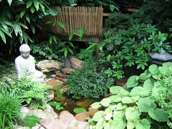 В качестве дополнительных украшений сада может использоваться скульптура и контейнеры с бонсаи, формируемые течение десятилетий и даже веков карликовыми растениями.