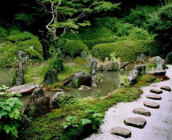 В японском саду тропы извилистые и обычно проходят по периферии сада, а середина остается свободной. Дорожки делают из каменных плит разной формы или используют деревянное покрытие.