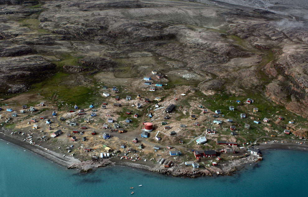 Вид деревни гренландской Каарсут с высоты птичьего полета 20 июля 2007. (Oiving, original)