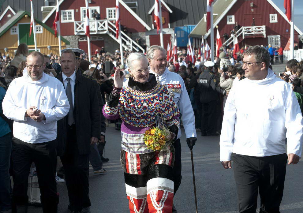 Королева Дании Маргрете и ее муж, принц Хенрик, на церемонии в честь празднования новой эры правления Гренландии в Нуке 21 июня 2009 года. (KELD NAVNTOFT/AFP/Getty Images)