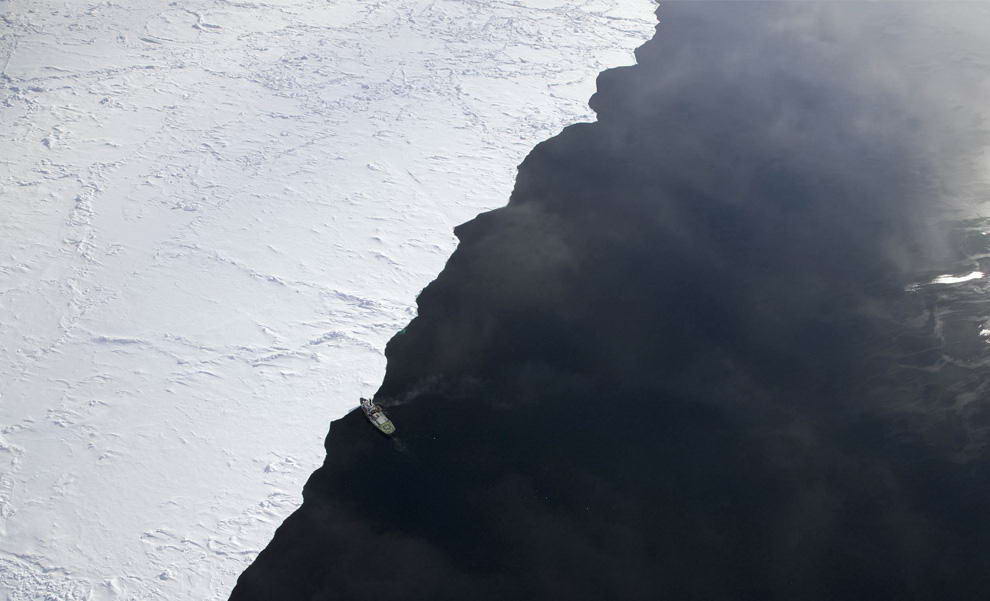 «Арктический рассвет» достигает ледяной кромки канала Робесон между Гренландией и Канадой 29 июня 2009 года. (REUTERS/Nick Cobbing/Greenpeace)