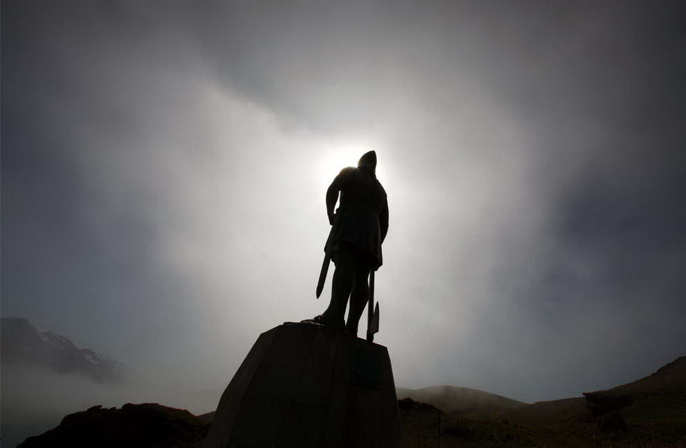 Статуя викинга-исследователя Лейфа Эриксона смотрит на деревню Кассиарсук 30 июля 2009 года, в которой отец Эриксона – Эрик Рыжий основал свое первое поселение в южной Гренландии примерно в 985 году н.э. (REUTERS/Bob Strong)