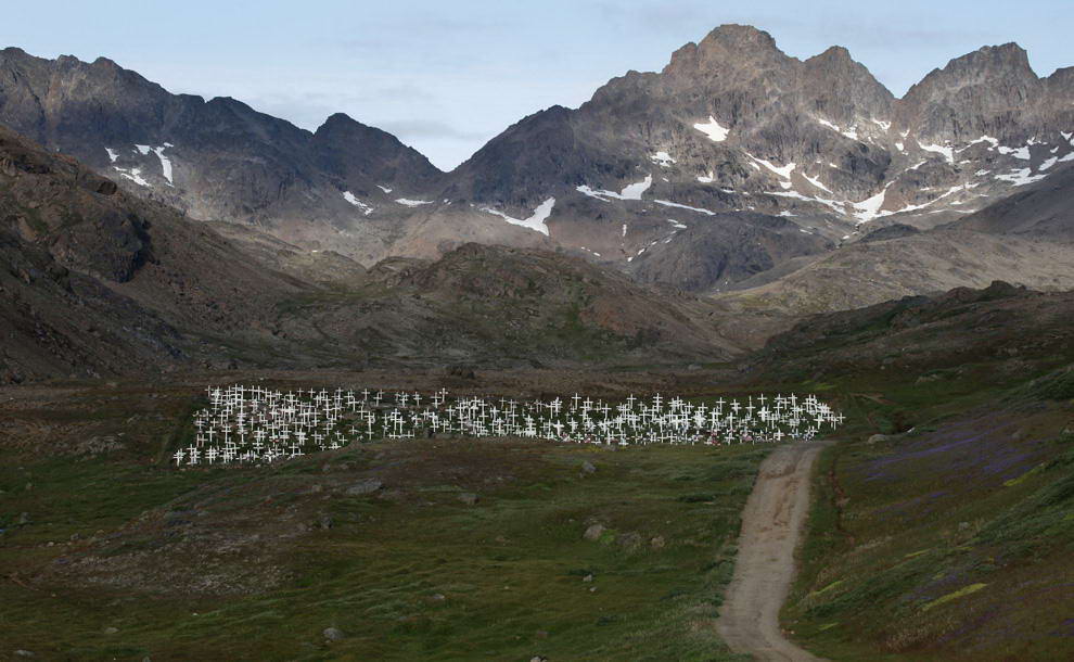 Грунтовая дорога ведет к местному кладбищу за гренландским городом Тасиилак, 4 августа 2009 года. (REUTERS/Bob Strong)