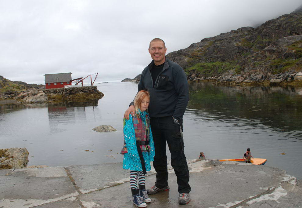 Снимок, сделанный 2 июля 2009 года: рыбак Бо Лингс и его дочь Джулия в деревне Ассакутуак, западная Гренландия. (Slim ALLAGUI/AFP/Getty Images)