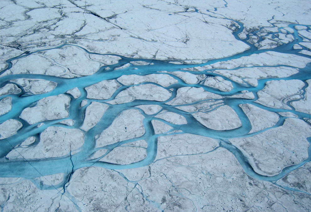 Огромный мулен на поверхности ледяного щита в Гренландии. Два недавних исследования движения ледяных щитов и таяния показали, что таяние земли может стать причиной дренажа и сейсмических волнений на Гренландском ледниковом щите. Однако самого по себе таяния поверхности, которое в итоге смазывает дно ледяного пласта и ускоряет его скольжение через почву, может быть недостаточно, чтобы стать причиной катастрофической потери ледяной массы. Это исследование появилось в выпуске «Научного экспресса» от 17 апреля 2008 года. (Image courtesy of Science)