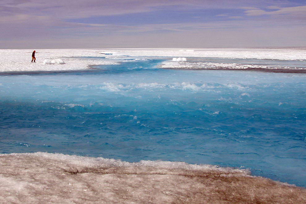 Большой таящий ручей течет по поверхности Гренландского ледникового щита, впадая в надледниковое озеро. (Image courtesy of Sarah Das, WHOI)