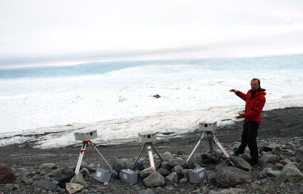 Датский эксперт по ледникам Питер Альстрем стоит перед ледником Илулиссат 3 июля 2009 года. Согласно американскому исследованию, опубликованному в прошлом году, из-за глобального потепления ледник Илулиссат в период между 2001 и 2005 годами потерял 94 кв. км своей поверхности. В 2004 году ледниковый фьорд Илулиссат был внесен ЮНЕСКО в список культурного фонда «Мировое Наследие». (Slim ALLAGUI/AFP/Getty Images)