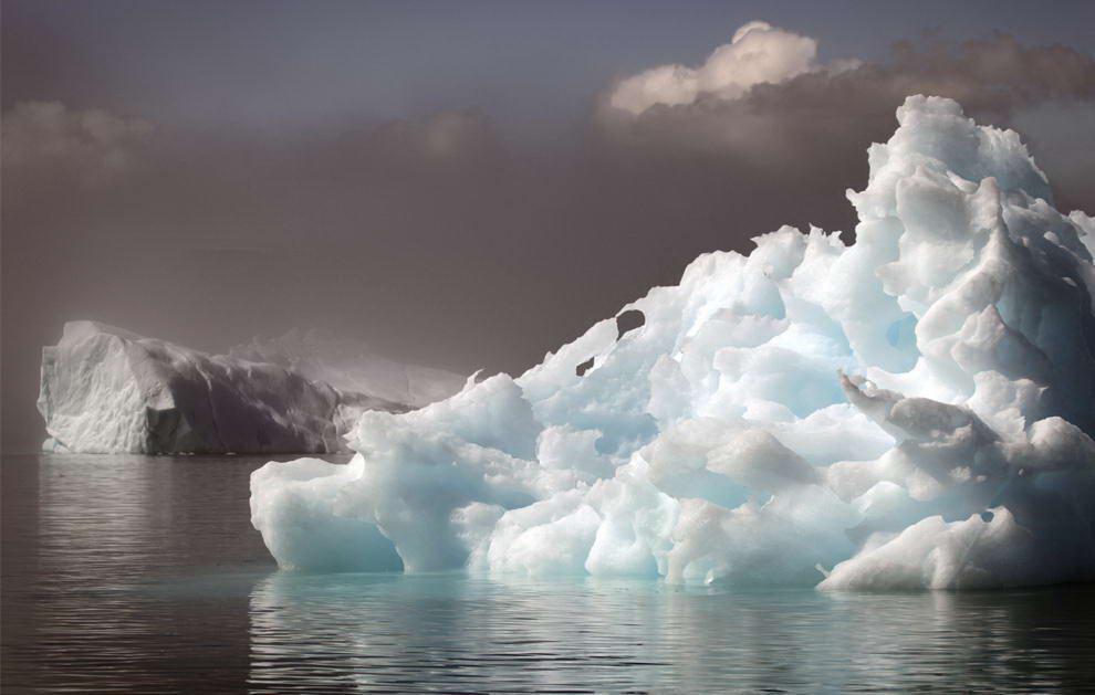 Айсберги плывут во фьорде недалеко от южного гренландского городка Нарсак 28 июля 2009 года. (REUTERS/Bob Strong)