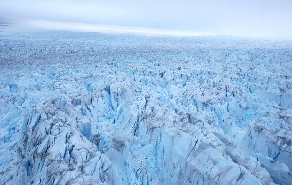 Вид ледника Илулиссат сверху недалеко от гренландского города Илулиссат, 3 июля 2009 года. (Slim ALLAGUI/AFP/Getty Images)