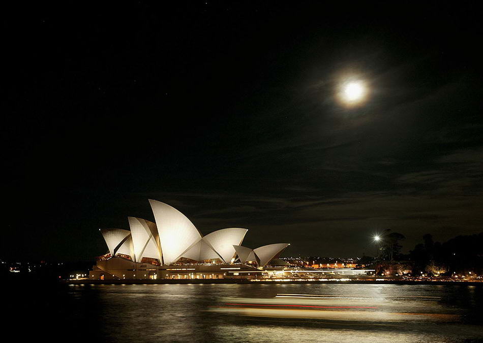 Полная луна над Сиднейским оперным театром во время австралийской недели моды сезона весна/лето в Сиднее, Австралия. (Lucas Dawson, Getty Images)