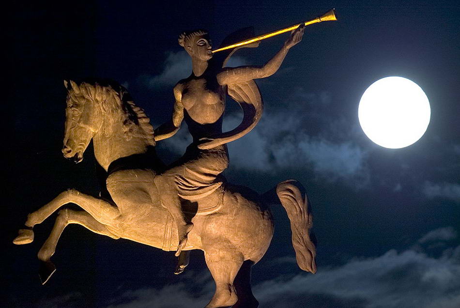 Полная луна садится за скульптурой Второй мировой войны в центре Москвы ранним июльским вечером. Июльскую луну также часто называют Полная Грозовая Луна, так как в это время года особенно часто случаются грозы. (Sergey Ponomarev, AP)