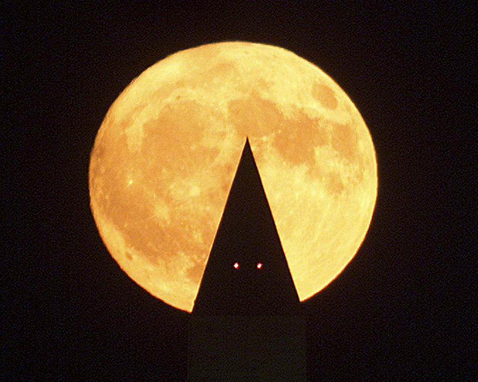 Оранжевая луна урожая поднимается за Вашингтонским Монументом в середине октября в Вашингтоне, округ Колумбия. Луна Урожая – это полная луна, появляющаяся в день осеннего равноденствия. Каждые два года из трех луна Урожая восходит в сентябре, но иногда она появляется и в октябре. В пик сезона урожая фермеры могут работать поздно ночью под светом этой луны. (Mark Wilson, Newsmakers)