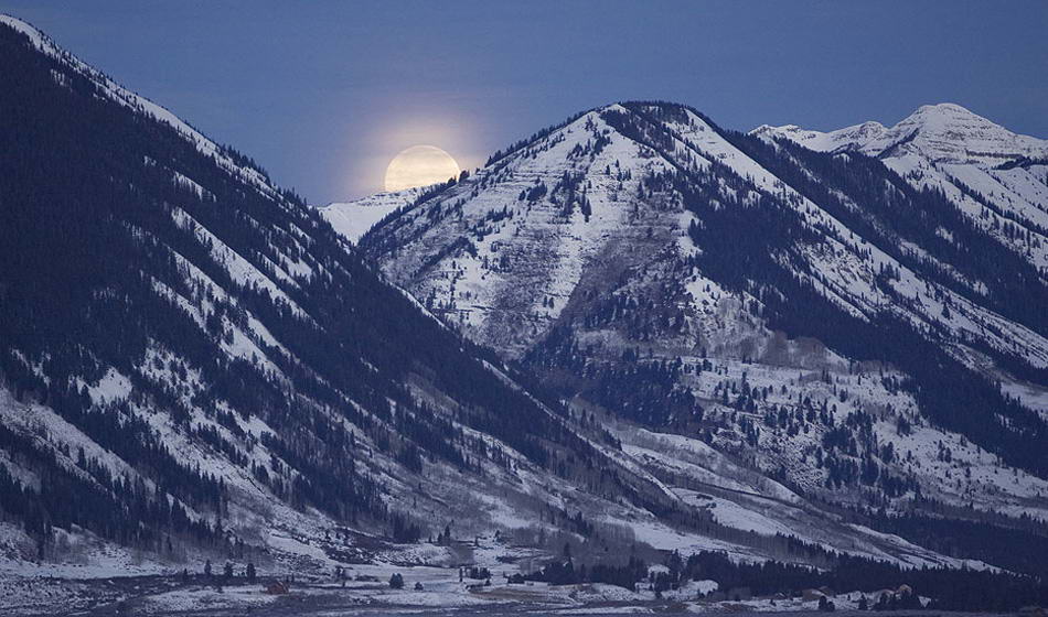 Полная луна садится за горной цепью Уэст Элк недалеко от Крестид Бьют, Колорадо, в пятницу 12 декабря 2008 года. Остальная часть этого снимка подскажет, почему это полнолуние называется Холодной Луной: 12 декабря Национальная метеорологическая служба предупредила жителей западного Колорадо о снежной буре, ожидаемой на выходных, с сильным холодным фронтом, снегопадом и порывистым ветром. Брррр. . (Nathan Bilow, AP)