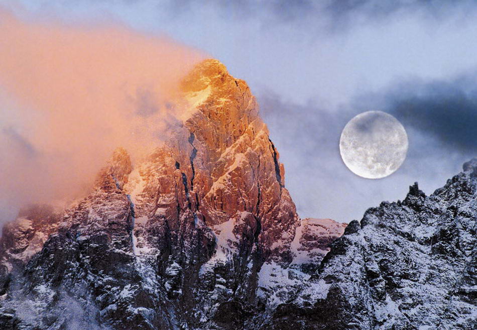 Луна садится на рассвете на горе Тетон в национальном парке Гранд Тетон, Вайоминг. Так как февраль часто ассоциируется с крупным снегопадом, племена коренных северных и восточных индейцев назвали февральскую луну Полной Снежной Луной. (Jackson Hole/ Jonathan Adams, AP)