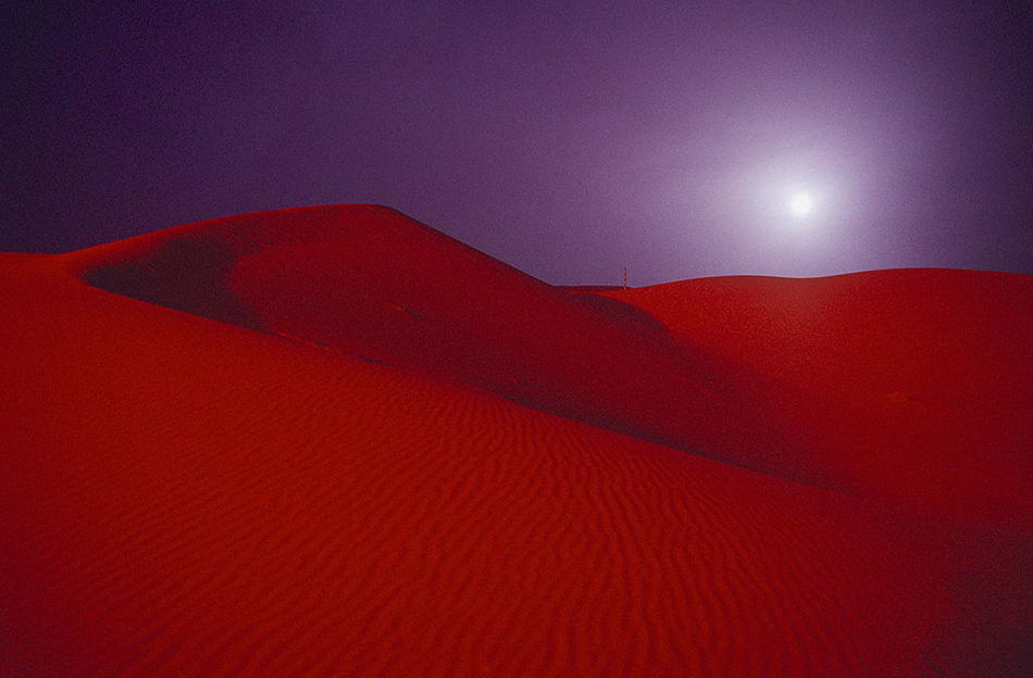 Полная луна над красной песочной пустыней за пределами нефтяного поля компании «Saudi Aramco» в Шайбахе в пустыне Руб-эль-Хали («пустая четверть») в марте 2003 года в Саудовской Аравии. Мартовская луна называется Луной червяков, потому что из-за повышения температуры и потепления земли, на ее поверхность начинают выползать земляные червяки, предвещая скорое появление малиновок. (Reza, Getty Images)