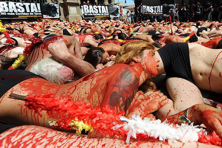 Активисты организации по защите животных "Equanimal" выступили против корриды в Испании. В знак протеста они разделись и облили себя соусом. 
