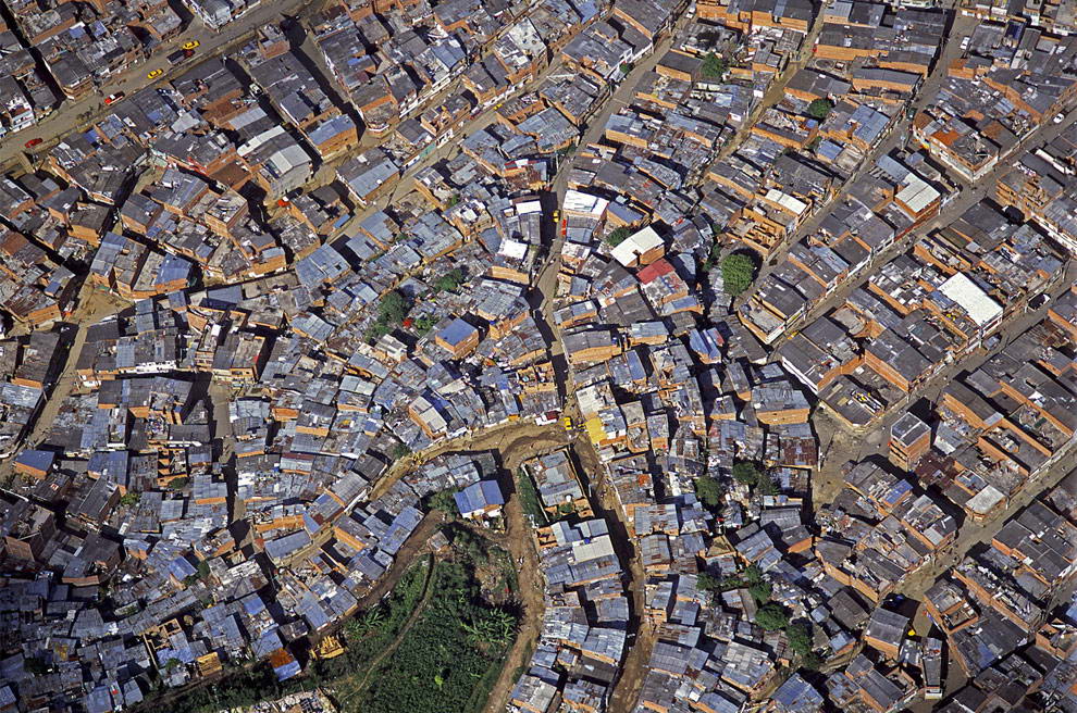 Колумбийский город Медельин, вид на городские трущобы с высоты птичьего полета.