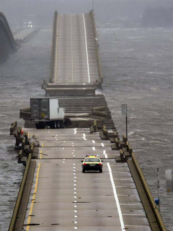 Штормовая волна, которую поднял ураган Иван разрушила этот мост к северу от Пенсаколы, штат Флорида, 16 сентября 2004.