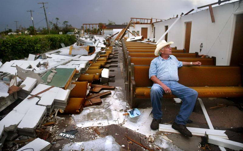 Доброволец Бадди Шипп в разрушенной Церкви Христа Пис-Ривер в Пунта Горда (Punta Gorda), Флорида, 22 августа 2004.