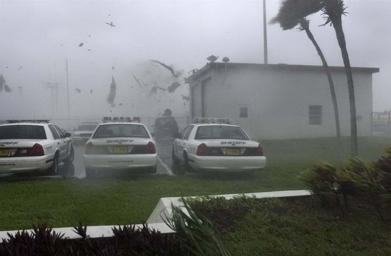 Крышу гаража унесло на патрульный катер шерифа в Пунта Горда (Punta Gorda), Флорида