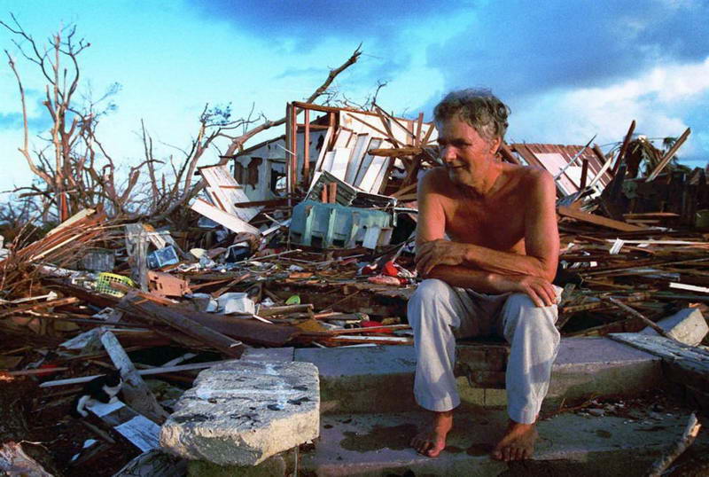 Десятки тысяч людей остались без крова после урагана Эндрю.