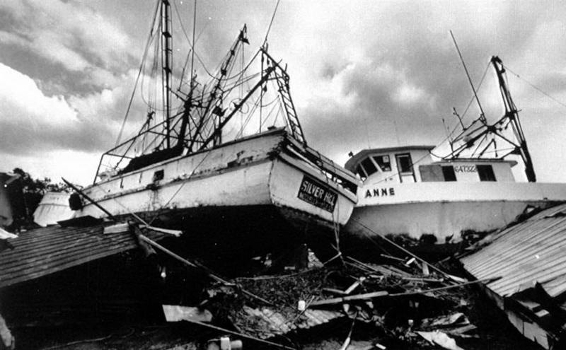 Обломки лодок для ловли креветок на берегу в Макклеллэнвилле, Южная Каролина, 26 сентября 1989 года, после урагана Хьюго. 