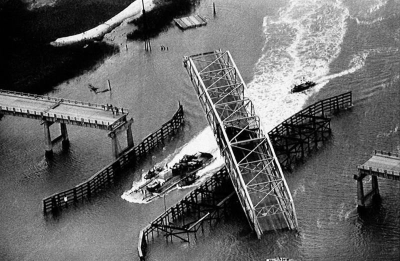 Этот мост на Острове Салливэна, Южная Каролина, был разрушен Ураганом Хьюго. 