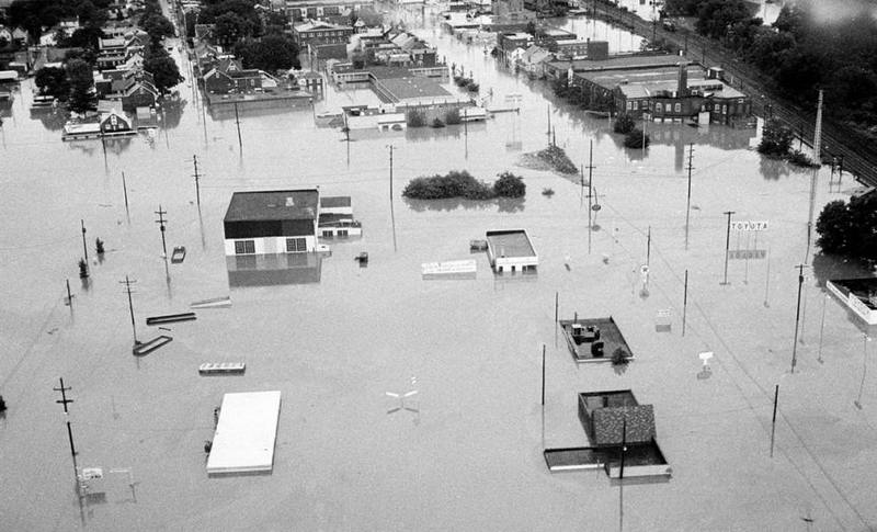 Наводнения, вызванные дождем от урагана Агнес, затопляют дома в Потстауне, Пенсильвания, 23 июня 1972.