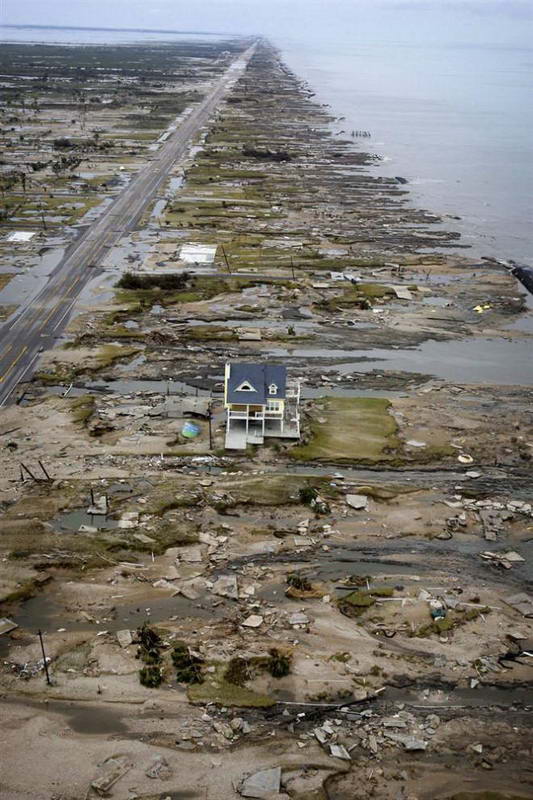 14 сентября 2008, спустя день после того, как ураган Айк подошел к побережью, уцелевшим остался только один дом