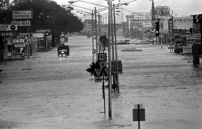 Жители Харрисберга, Пенсильвания, убегают от наводнений, вызванных Агнес 23 июня 1972 года. 