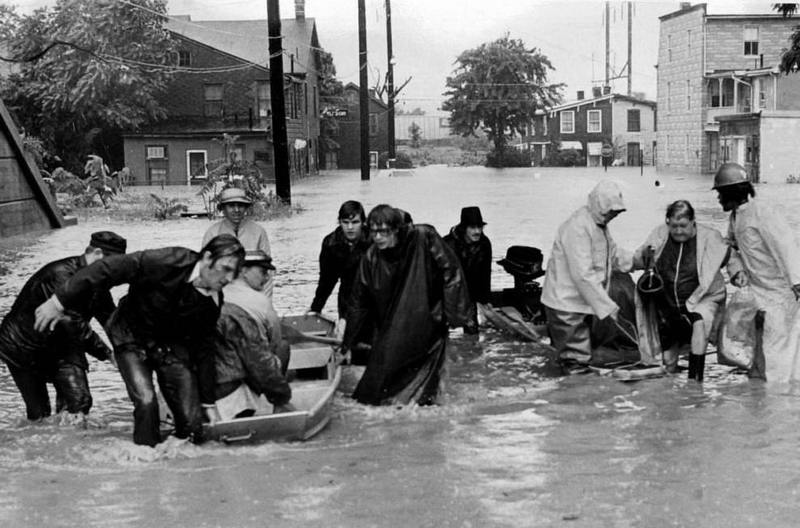 Жители Харрисберга, Пенсильвания, убегают от наводнений, вызванных Агнес 23 июня 1972 года. 