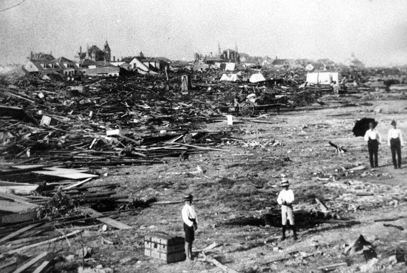 Большую часть города Галвестон, штат Техас, сравняло с землей в результате урагана 8 сентября 1900 года. 