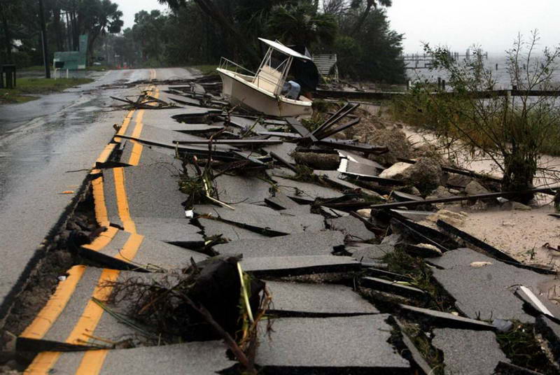 Затопление волнами шторма, спровоцированного Фрэнсис, оставило прибрежные дороги в руинах, включая эту в Дженсен Бич, Флорида.
