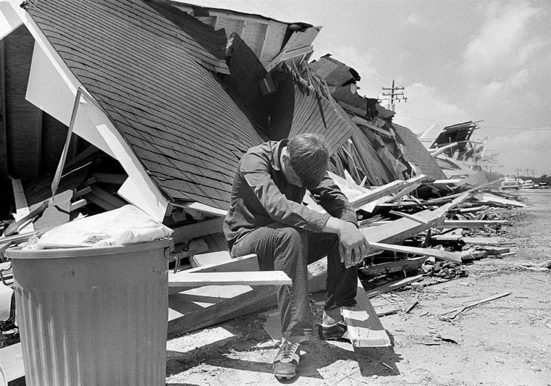 Мальчик отдыхает после возвращения к руинам своего дома в город Бурас (Buras), Луизиана, 22 августа 1969 года