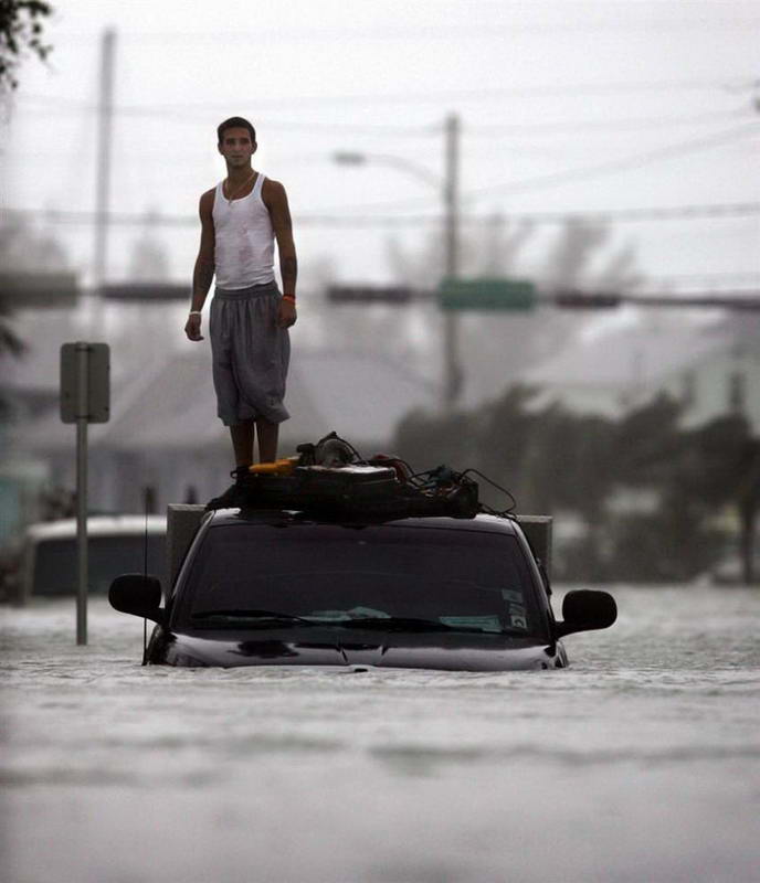 На Кей-Уэст, Флорида, обрушились штормовые волны и затопили берег юго-западной части штата 24 октября 2005, когда налетел ураган Вилма