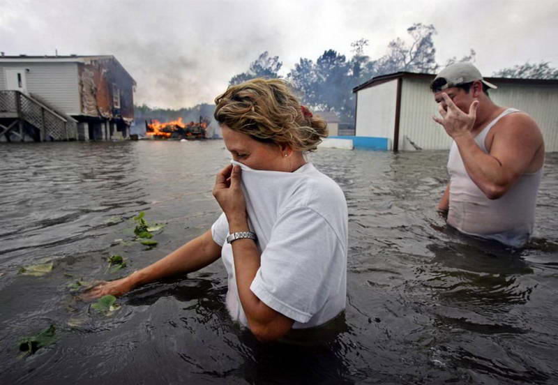 Жителям города Лафит, Луизиана, 24 сентября 2005 года пришлось иметь дело с затоплением и огнем - последствиями урагана Рита